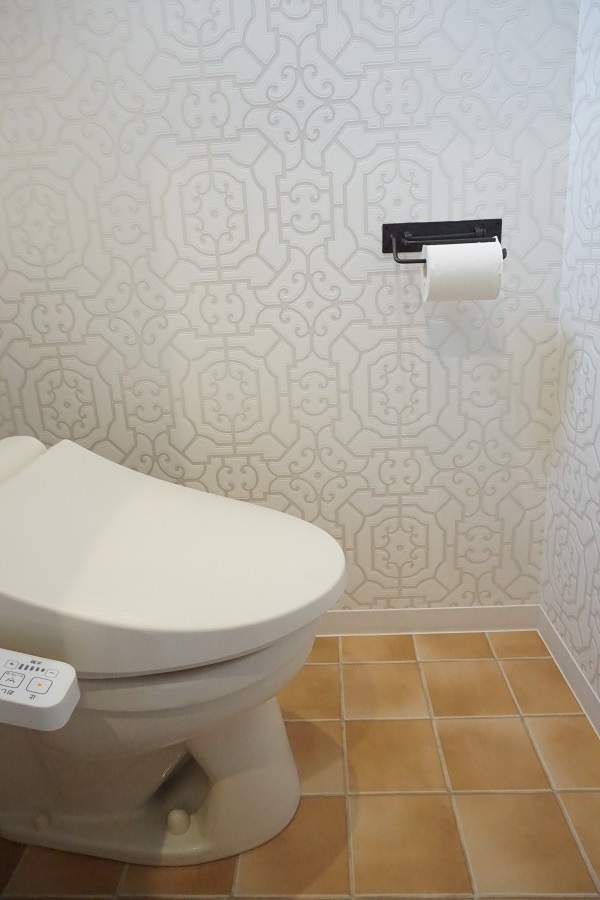 トイレ（輸入クロス壁紙と床タイル）