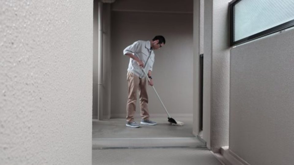 廊下の養生をはがします。