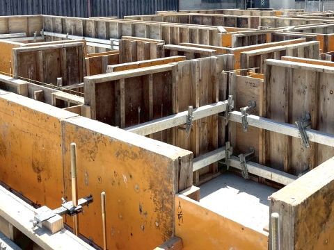 基礎立ち上がり型枠と打設工事