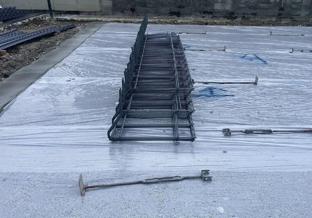 基礎防湿工事と鉄筋工事