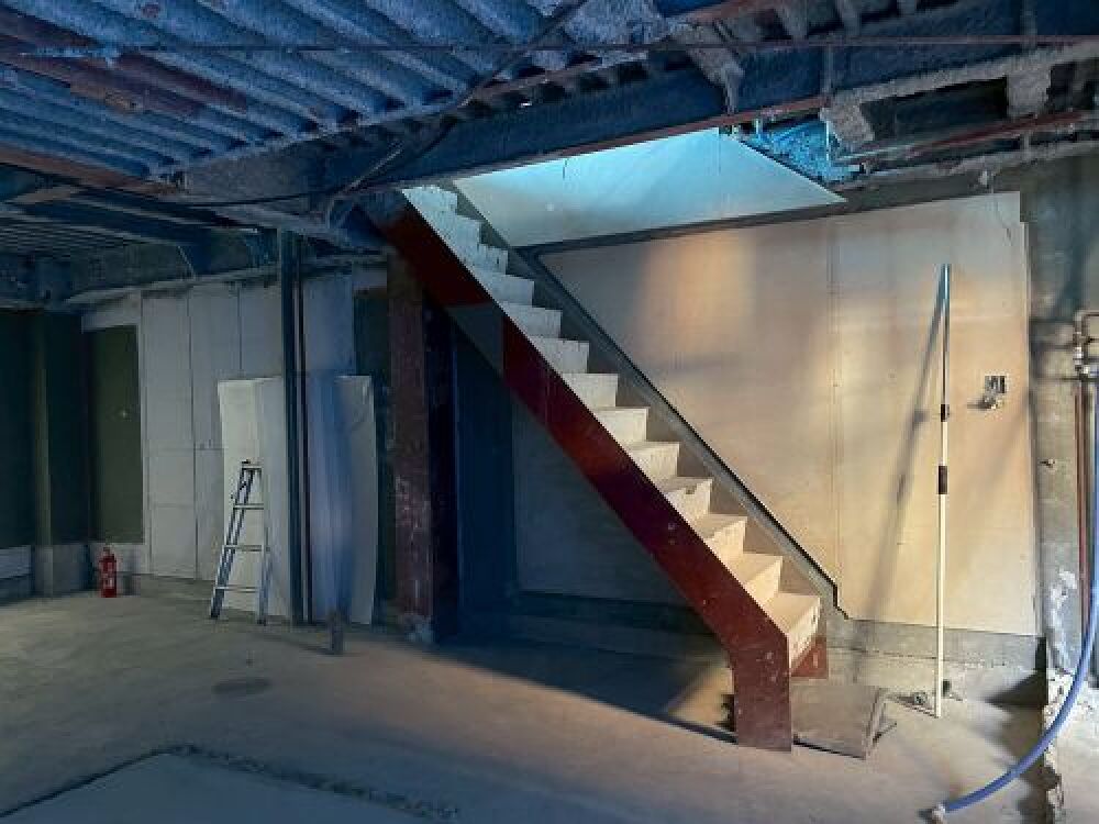 解体工事　鉄骨階段