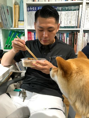 せびる