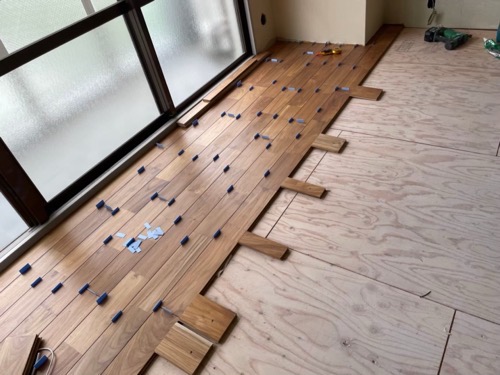 マンション　無垢フローリング　施工