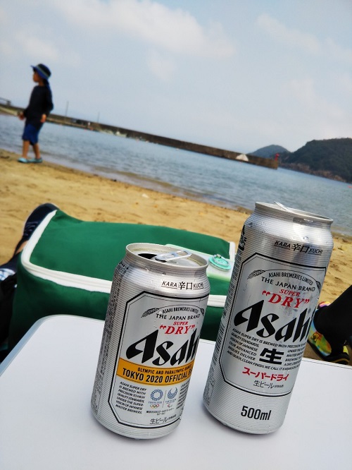 浜辺でビール