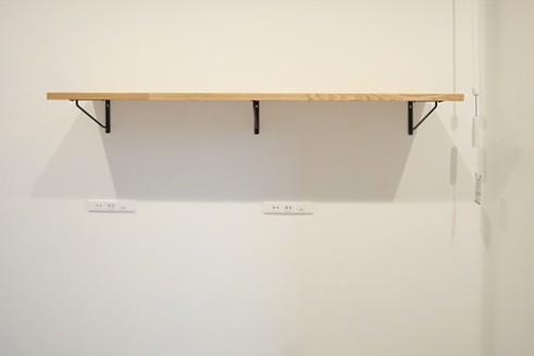 飾り棚とコンセント