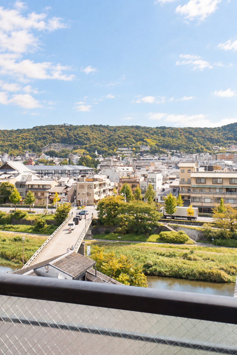 京都の東山と鴨川の眺望