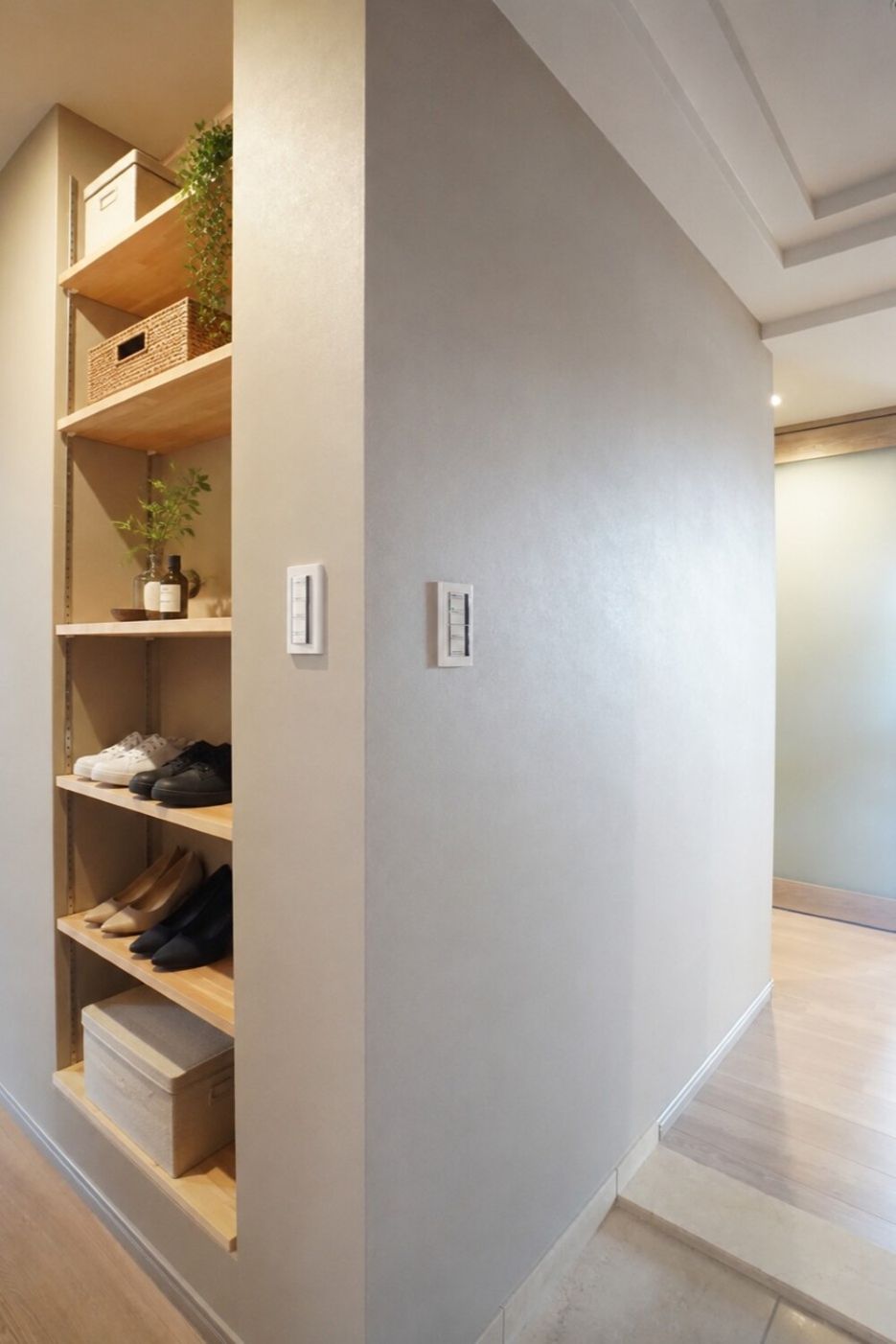 奥行きや高さを感じられる開放的なマンション玄関