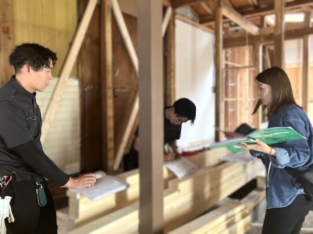 現場管理スタッフの日常（設計士・大工さんと打ち合わせ）