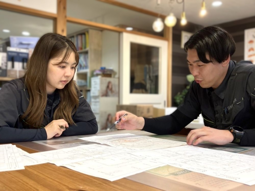 現場管理スタッフの日常（事務所で設計士と打ち合わせ）
