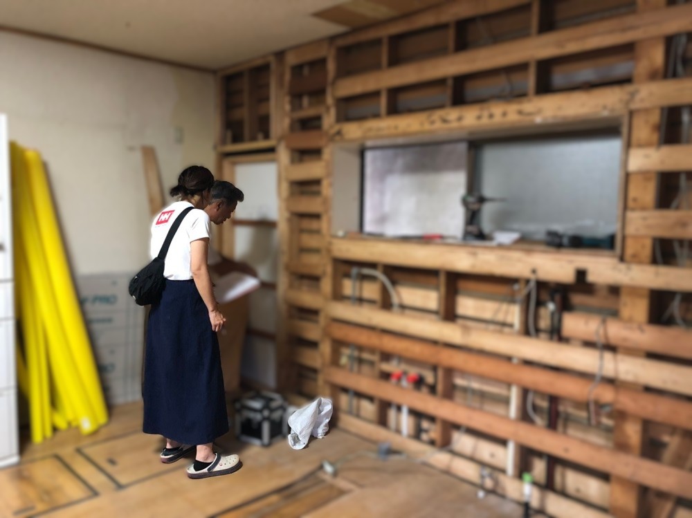 現場確認する女性設計士の姿