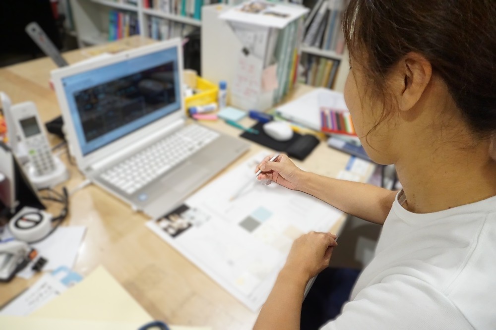 パース作成と着色をする女性設計士