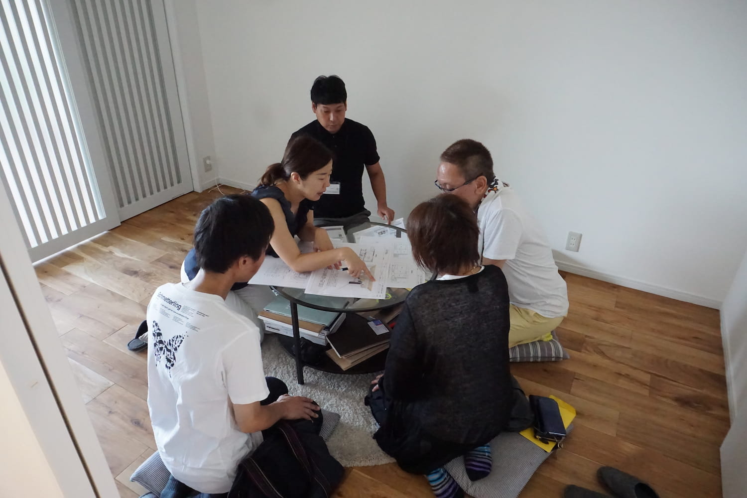 完成見学会でのお客様との相談中の様子